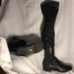 Over the knee black boots. Embroidered.